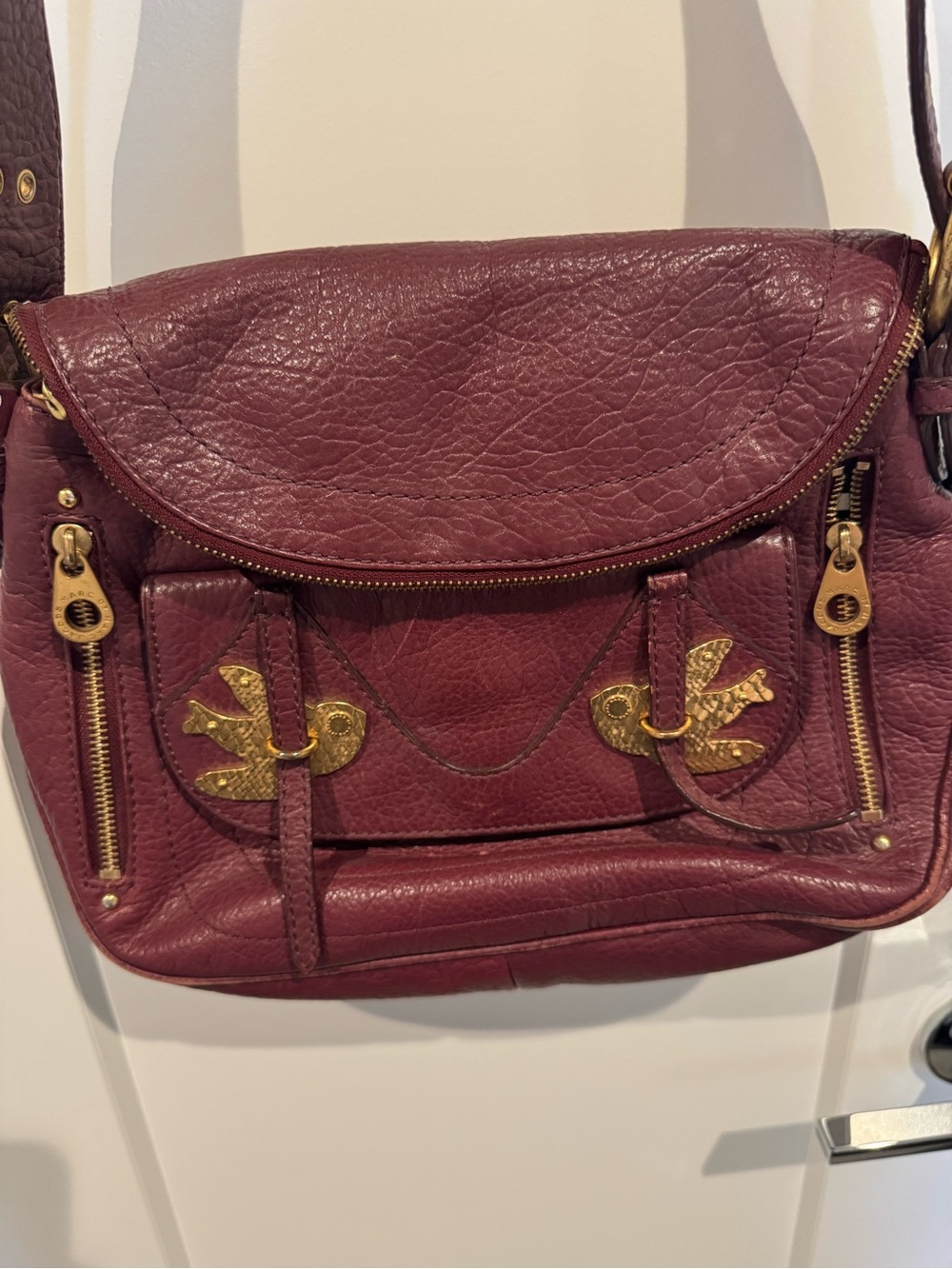Marc Jacobs: Leather Crossbody Bag in Burgundy with Gold Accents